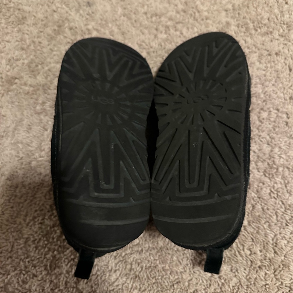 Size 10 UGGS
Fairly used - Picture 3 of 3